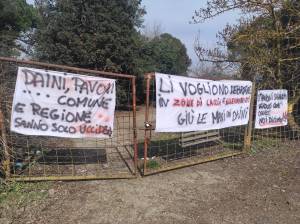 Uno degli striscioni contro il PD affisso ieri dagli ambientalisti